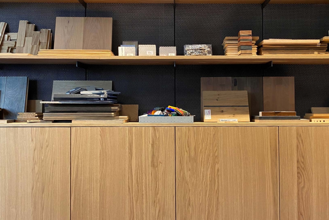 Showroom med 
reol i Shinnoki.