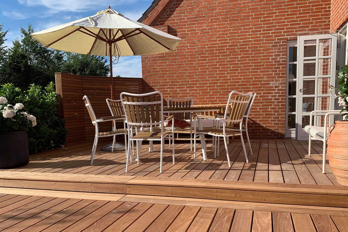 Hus med 
Ipé-terrasse.