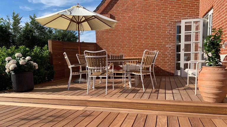 Hus med
Ipé-terrasse.