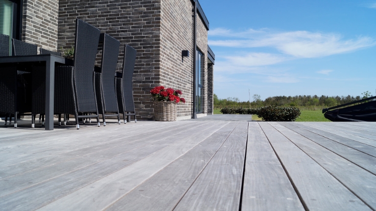 Villa med patineret
Ipé-terrasse.