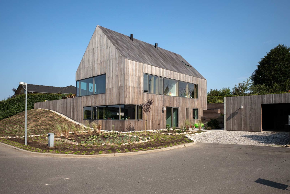 Krydsfiner og terrasse
til Villa Hyrsting.