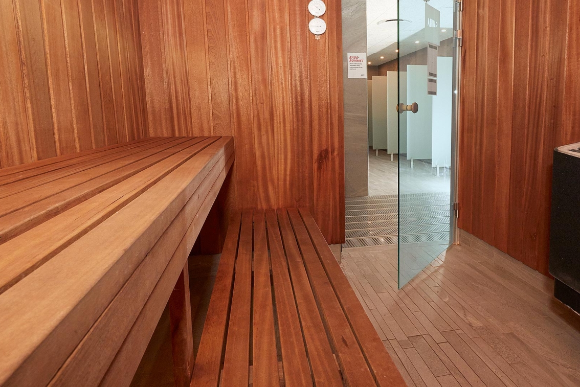 Saunabeklædning 
i Mahogni.