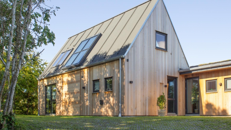 Arkitekttegnet sommerhus 
med cedertræ.