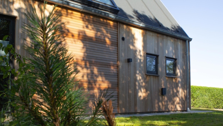 Eksklusivt sommerhus hvor cedertræ og godt håndværk smelter sammen med Limfjordslandskabet..